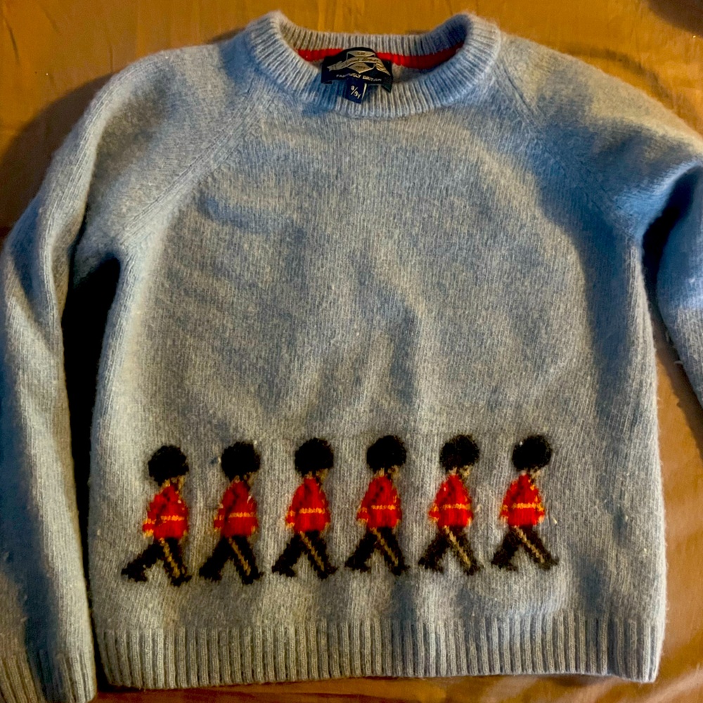 80% wool. British designed, made in Portugal. Slightly pitted and runs small.